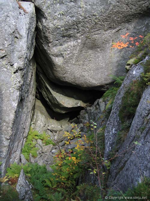 Liten hule ved foten av fjellet